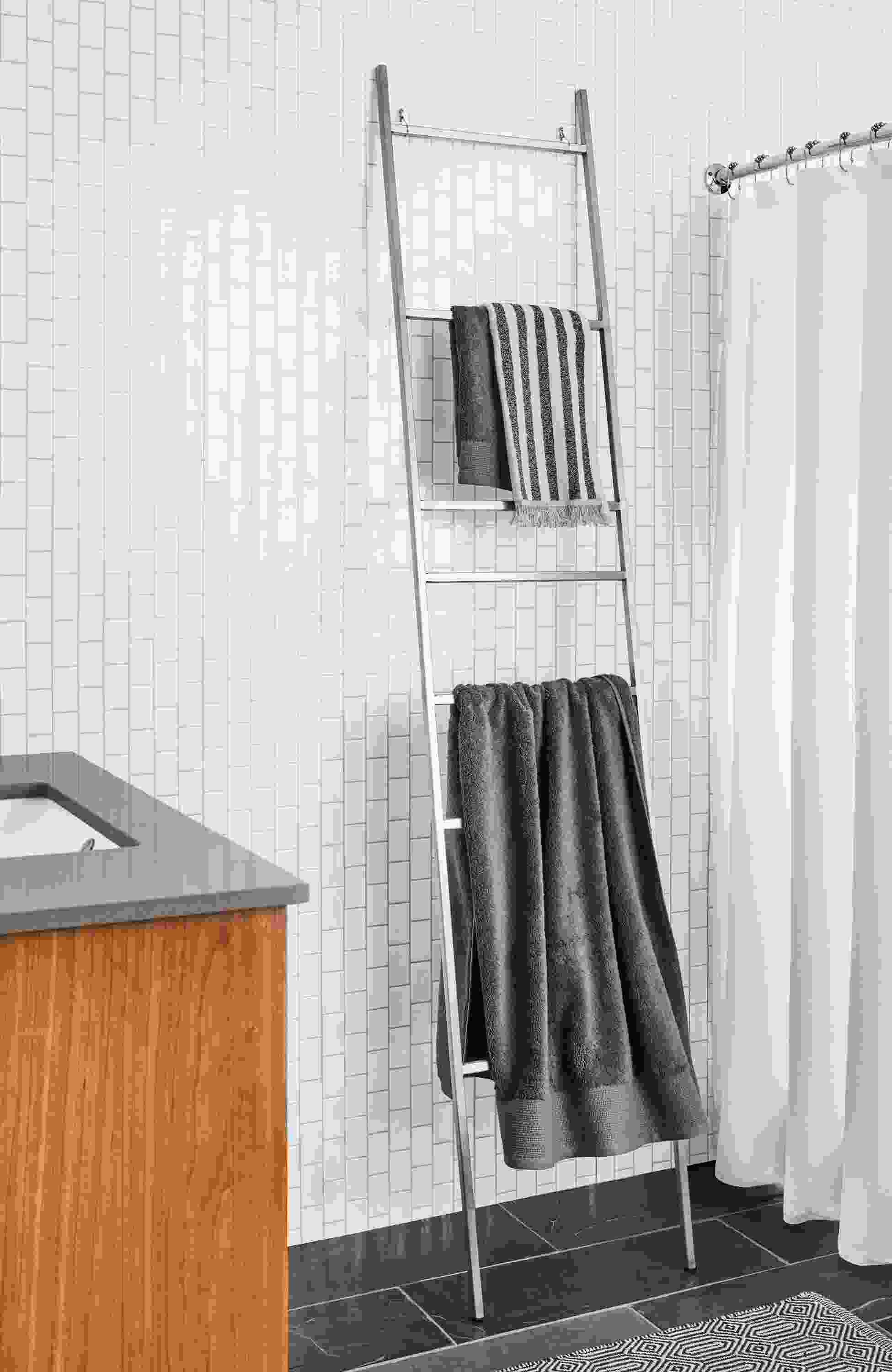 Detail of Slim ladder bath organization in stainless steel.