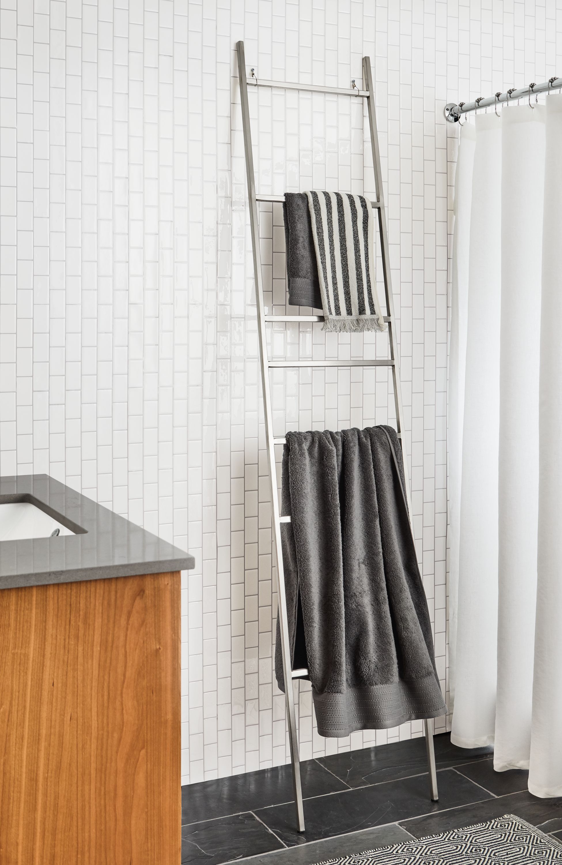 Detail of Slim ladder bath organization in stainless steel.