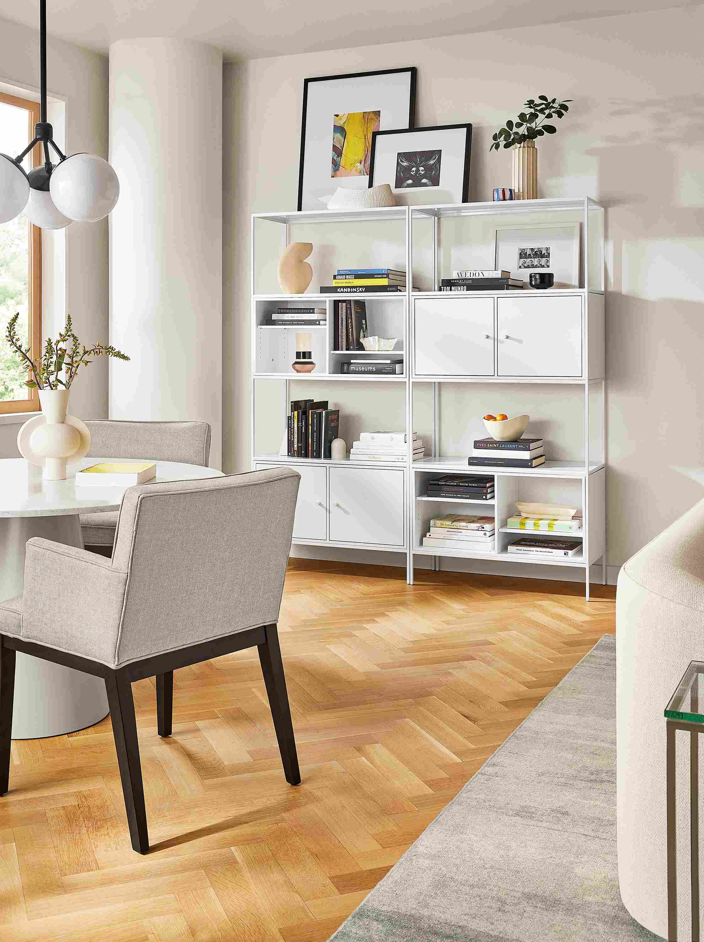 Living area with Slim wall unit in white with white inserts, Decker table, Ansel chairs.