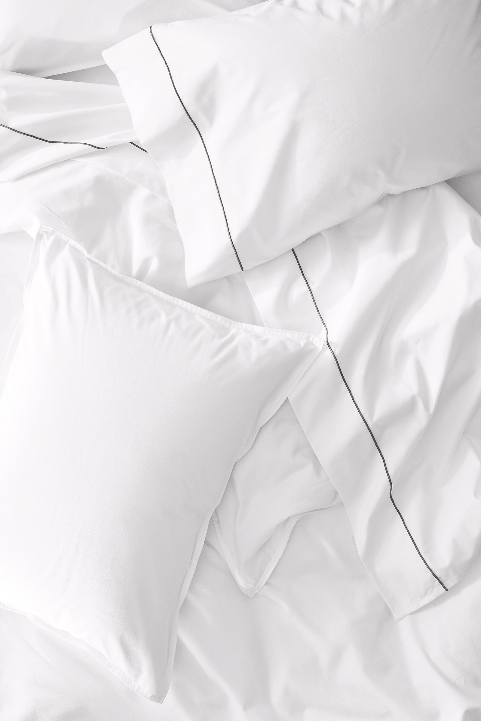 Top down detail of Sommerville Percale full/queen duvet cover in white.