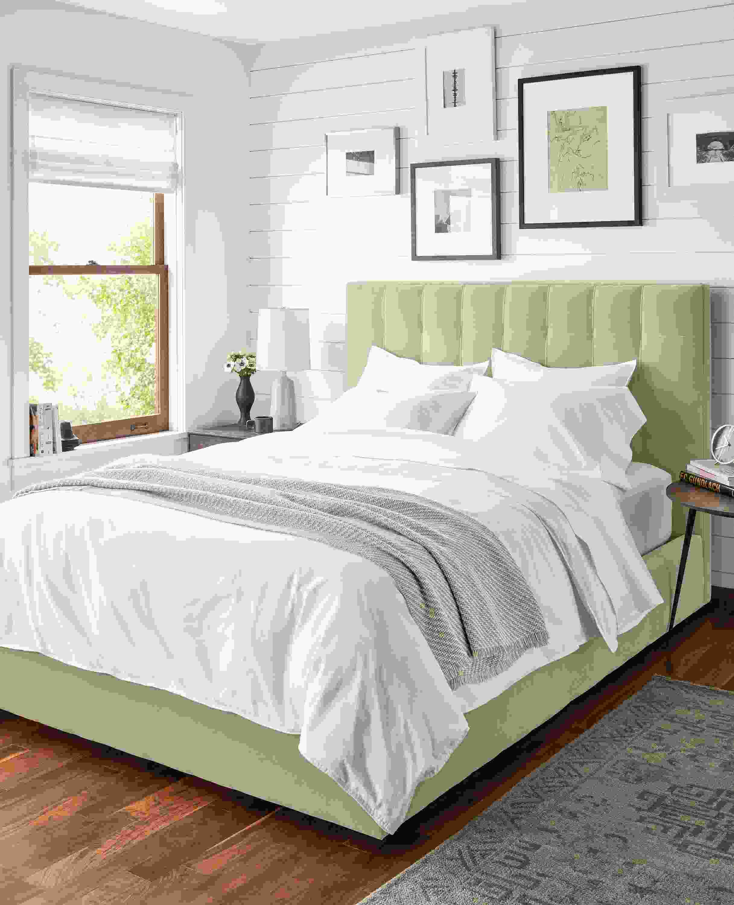 Detail of Sommerville Percale full/queen duvet cover in white.