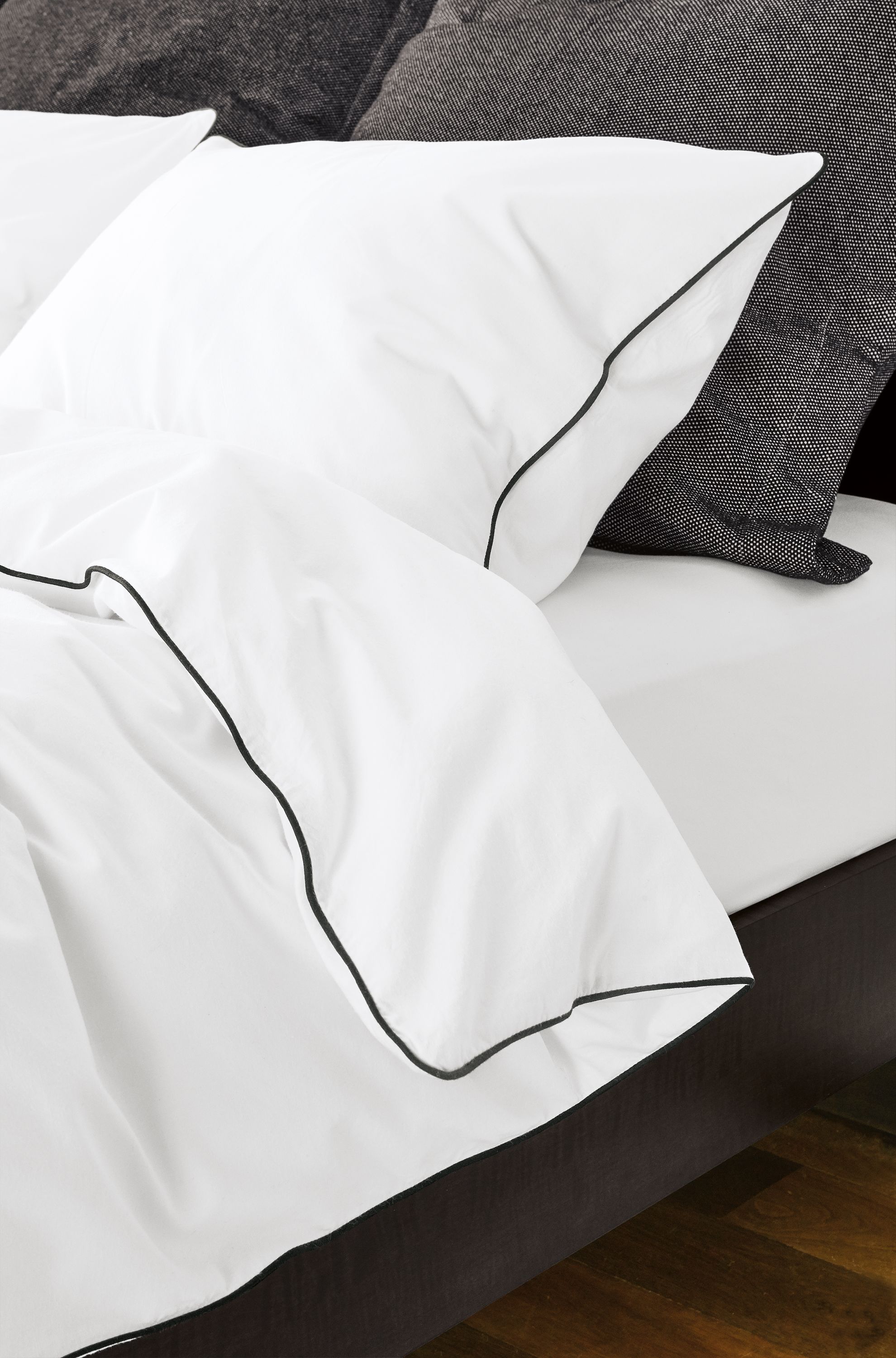 Sommerville with Piping Cotton Duvet Cover & Shams