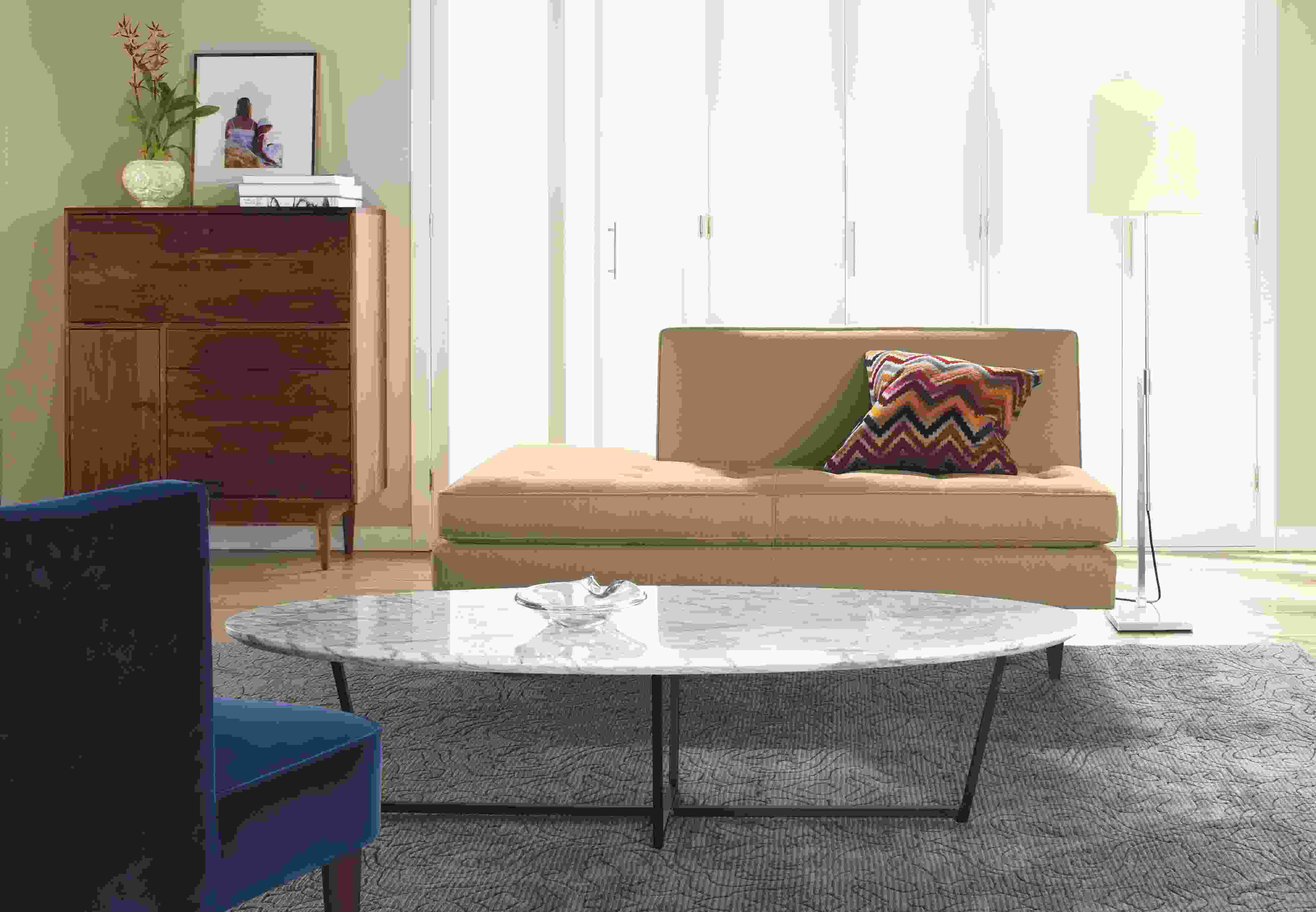 Living room with Soto oval base in natural steel.