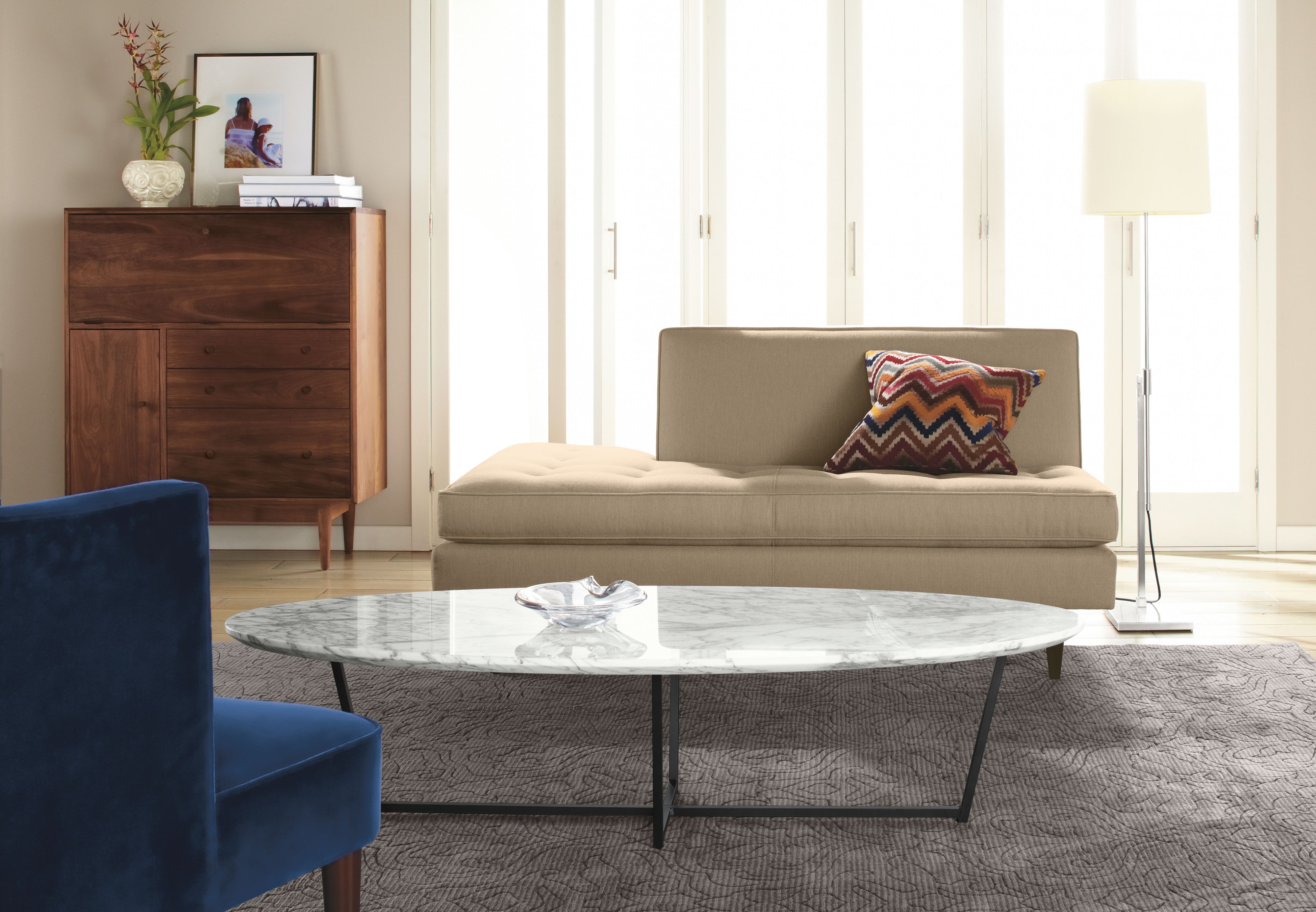 Living room with Soto oval base in natural steel.