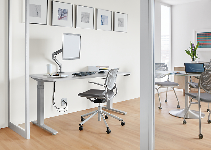 Office setting with SW 60-wide standing desk in the seated position along with runa swivel chair.