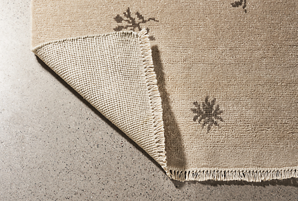 close-up of tansy rug in ivory/grey.