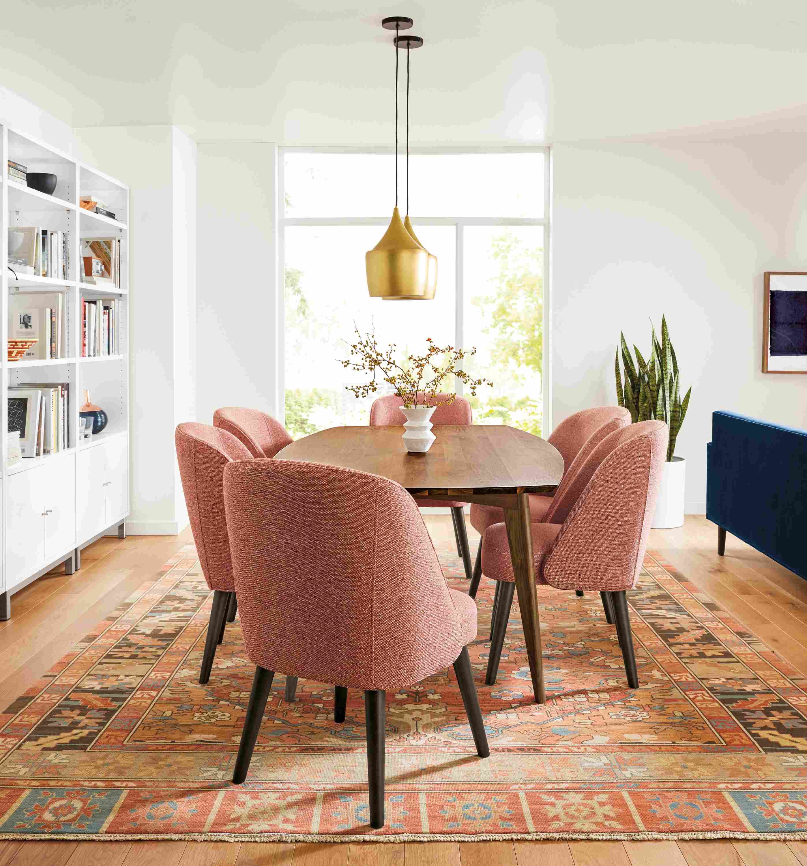 Dining room with Ventura table in walnut, 6cora side chairs in Tatum Spice and Kayseri rug in Terra Cotta.