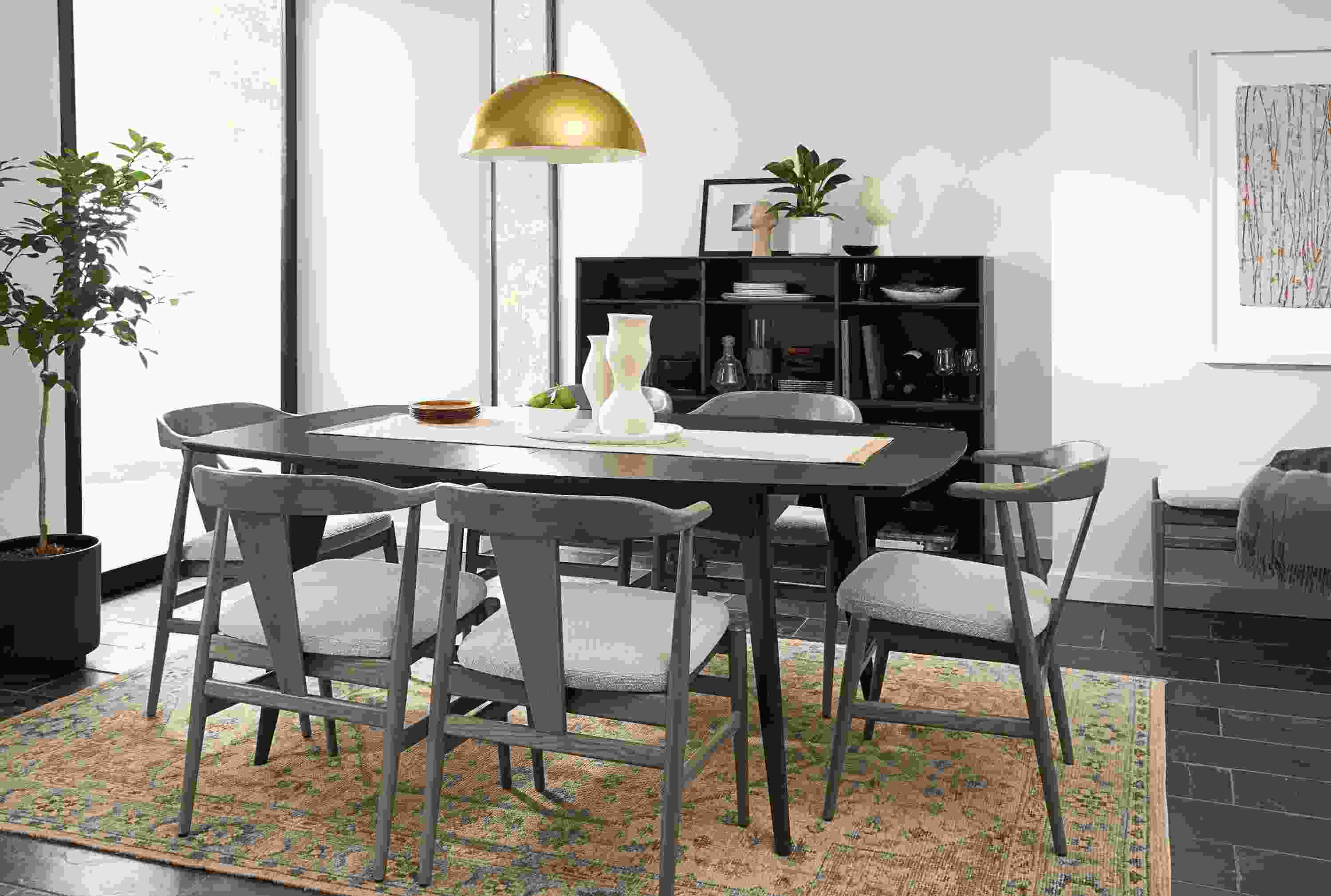 Dining room with Ventura dining extension table with 6 Evan arm chairs, Evan bench and Veda rug.