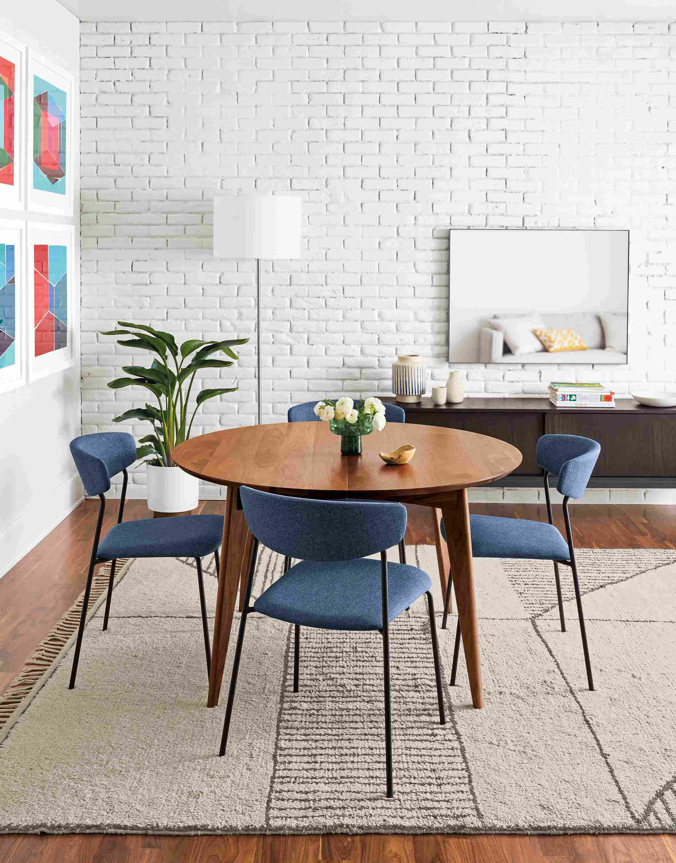 Detail of Ventura walnut round extension table and Safi rug in Grey.