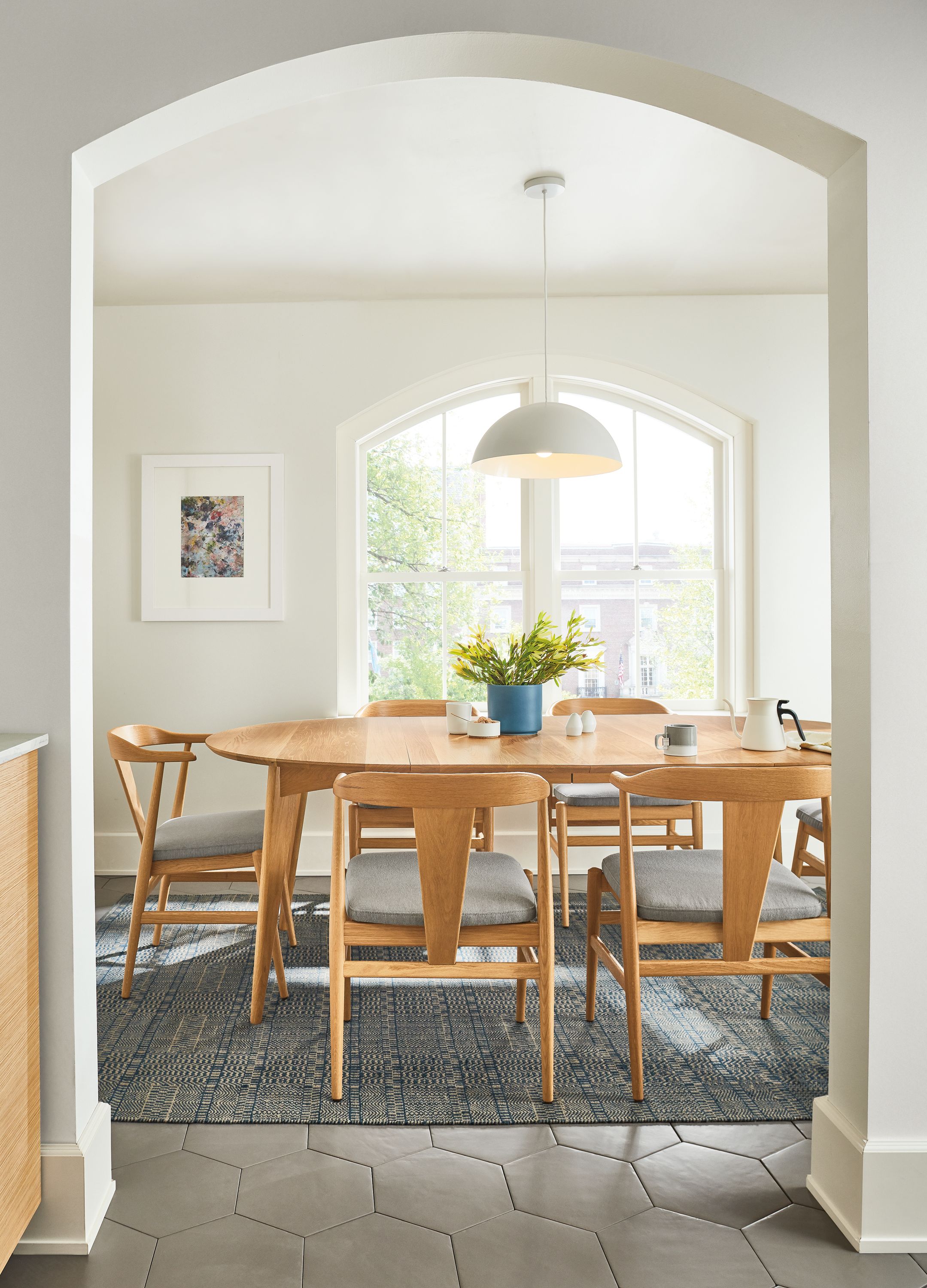 48 diam table in white oak, extended