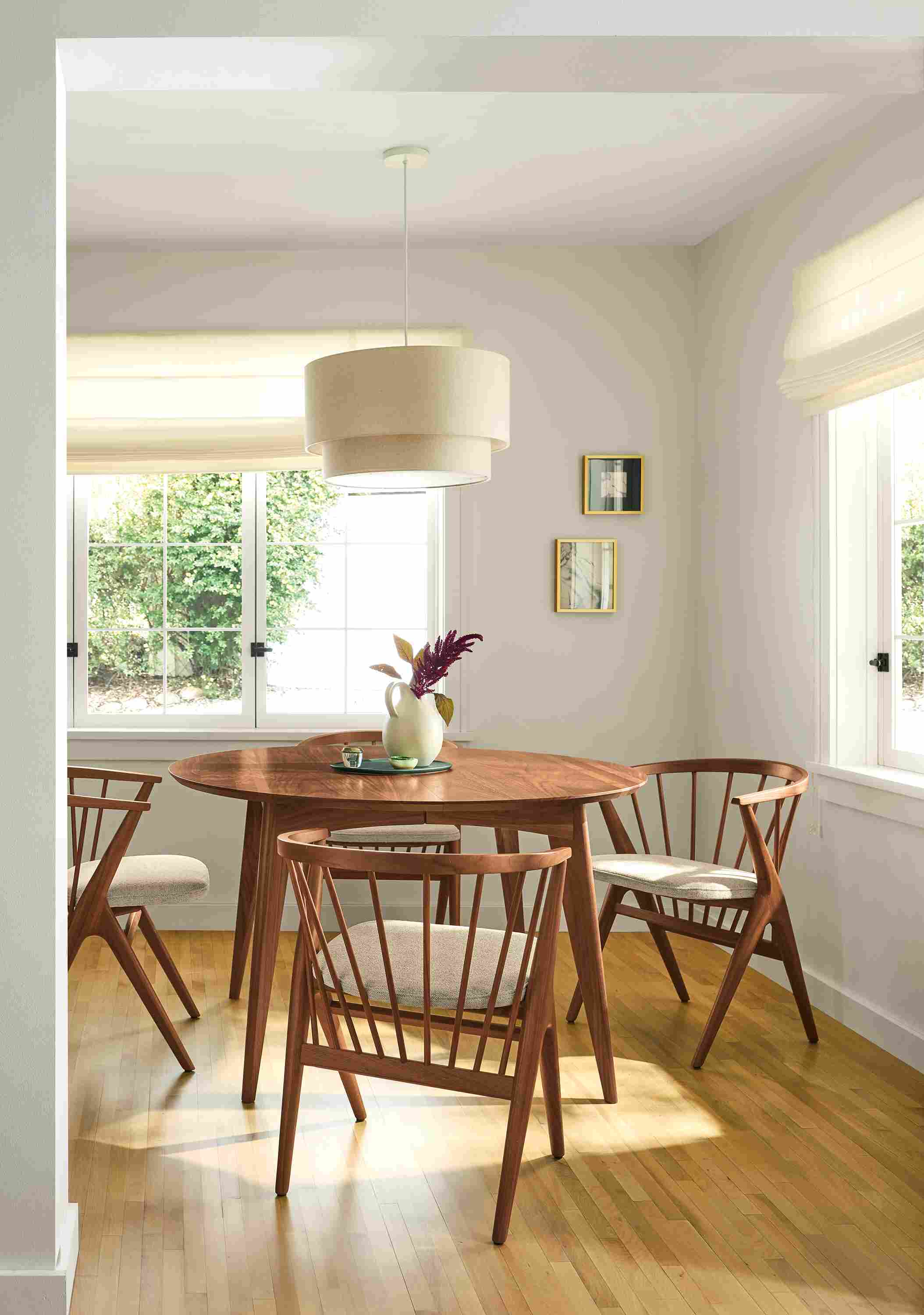 Dining room with Ventura 48-diameter extension table and 4 Soren arm chairs in Tatum Natural and walnut.