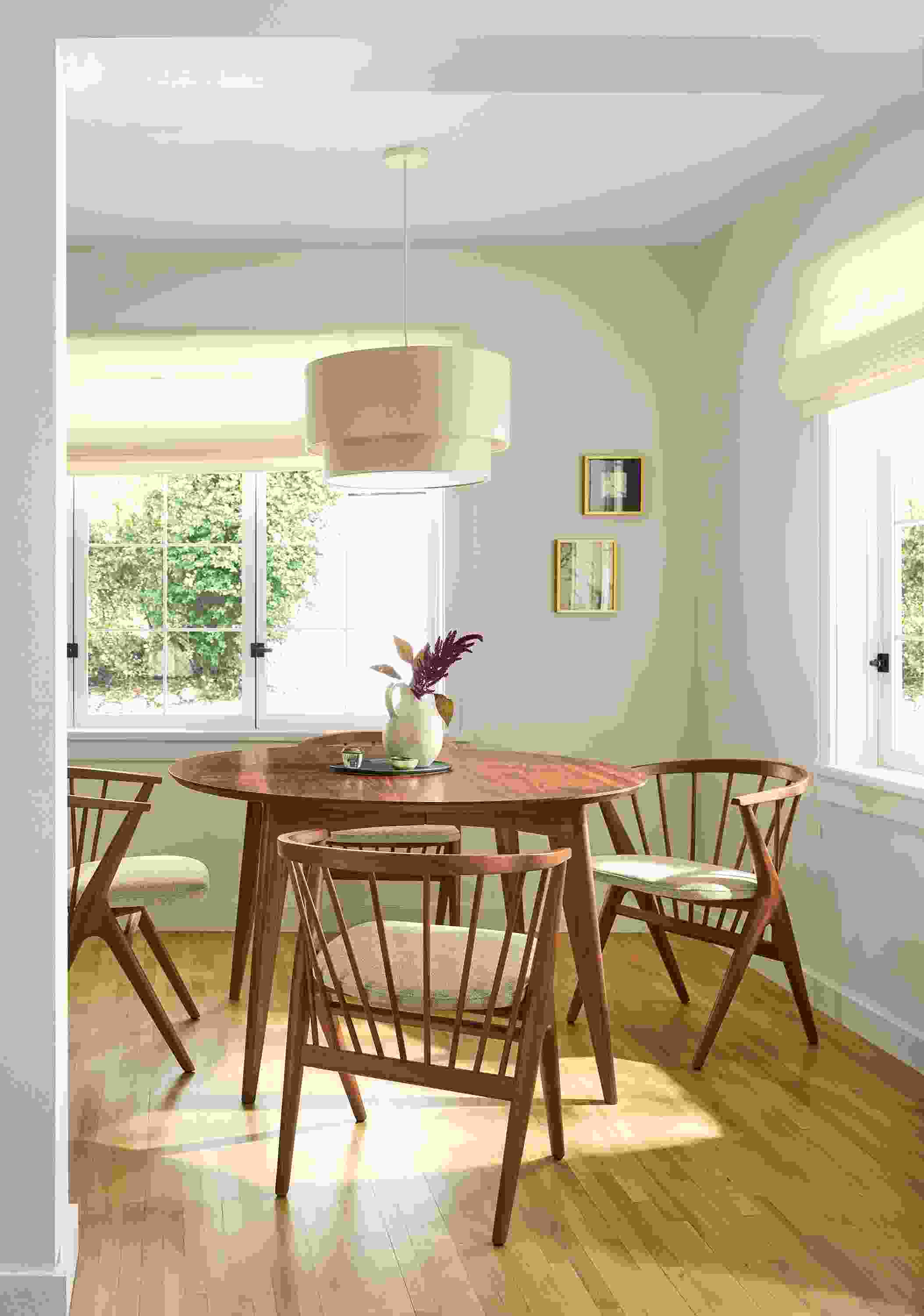 Dining room with Ventura 48-diameter extension table and 4 Soren arm chairs in Tatum Natural and walnut.