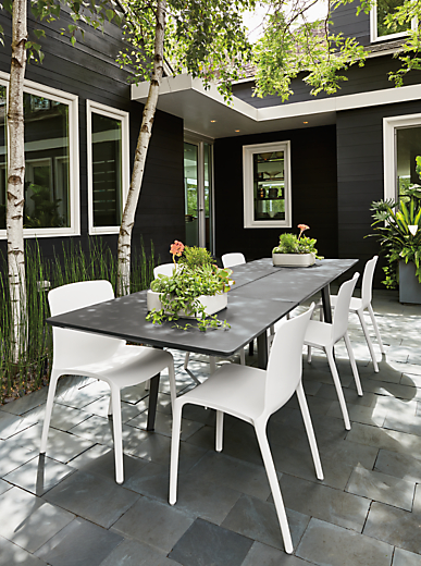 detail of vista extension outdoor dining table, 6 tiffany side chairs, 2 bampton tabletop planters.