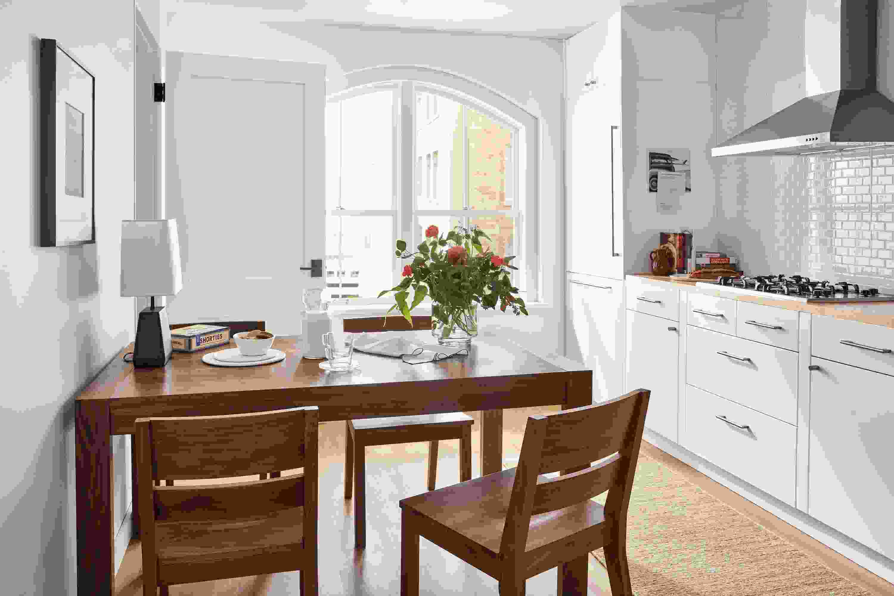 Kitchen with 60-wide Walsh extension dining table, 4 Afton dining chairs and dia rug in wheat.