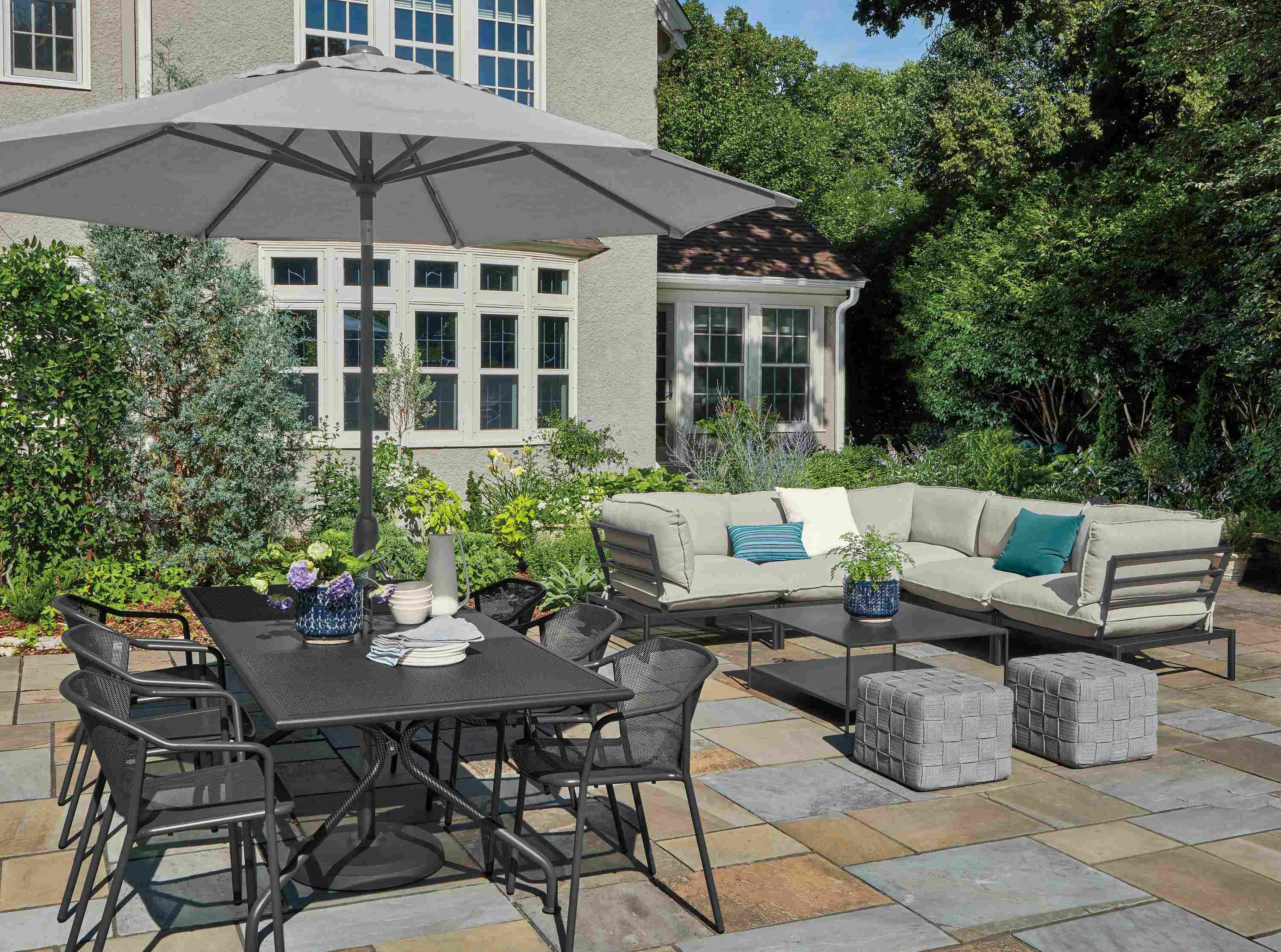 Outdoor setting with Kona extension table, Theo dining chairs and Oahu umbrella.
