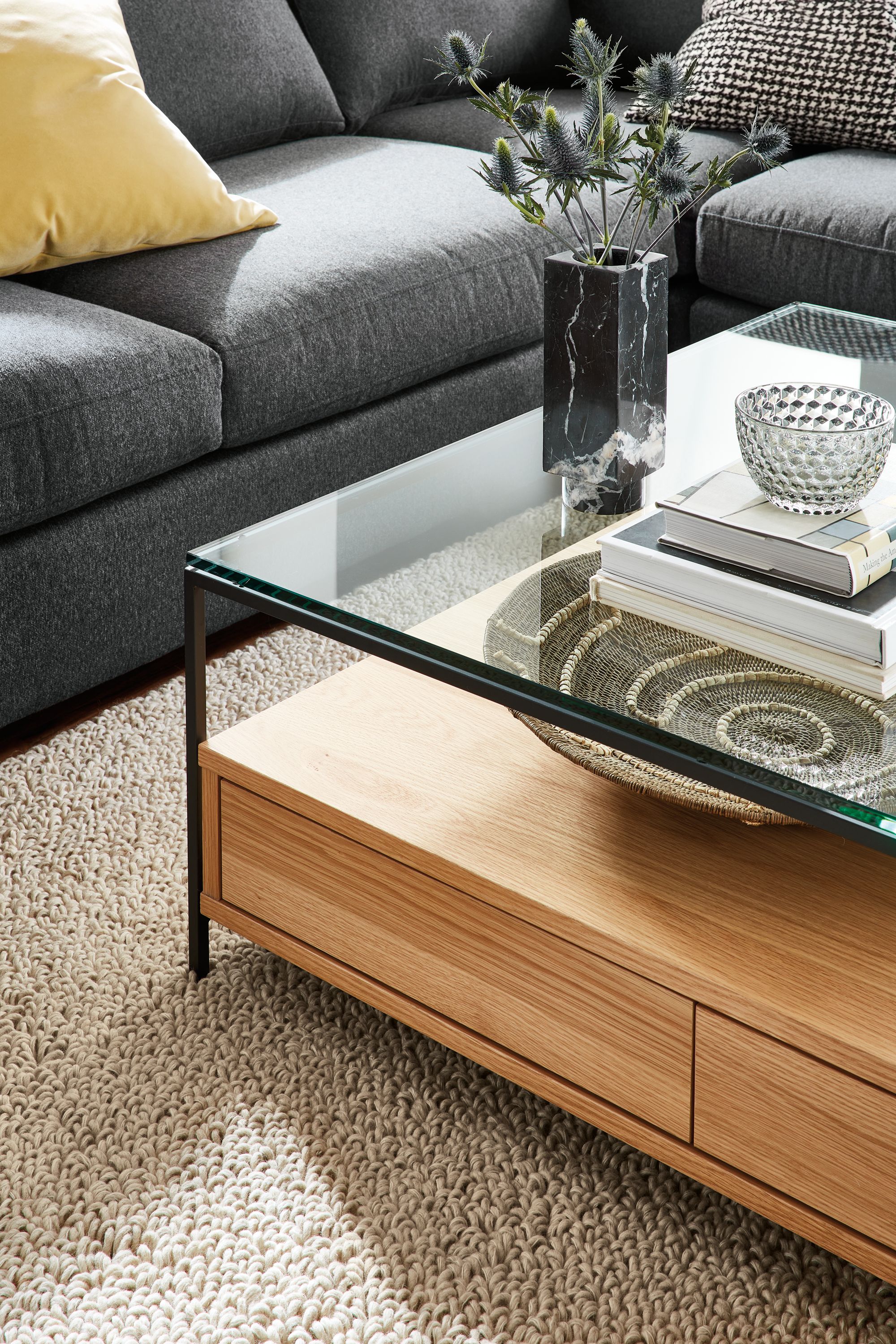 Living room with 4-piece linger sectional, Williams coffee table and Arden rug.