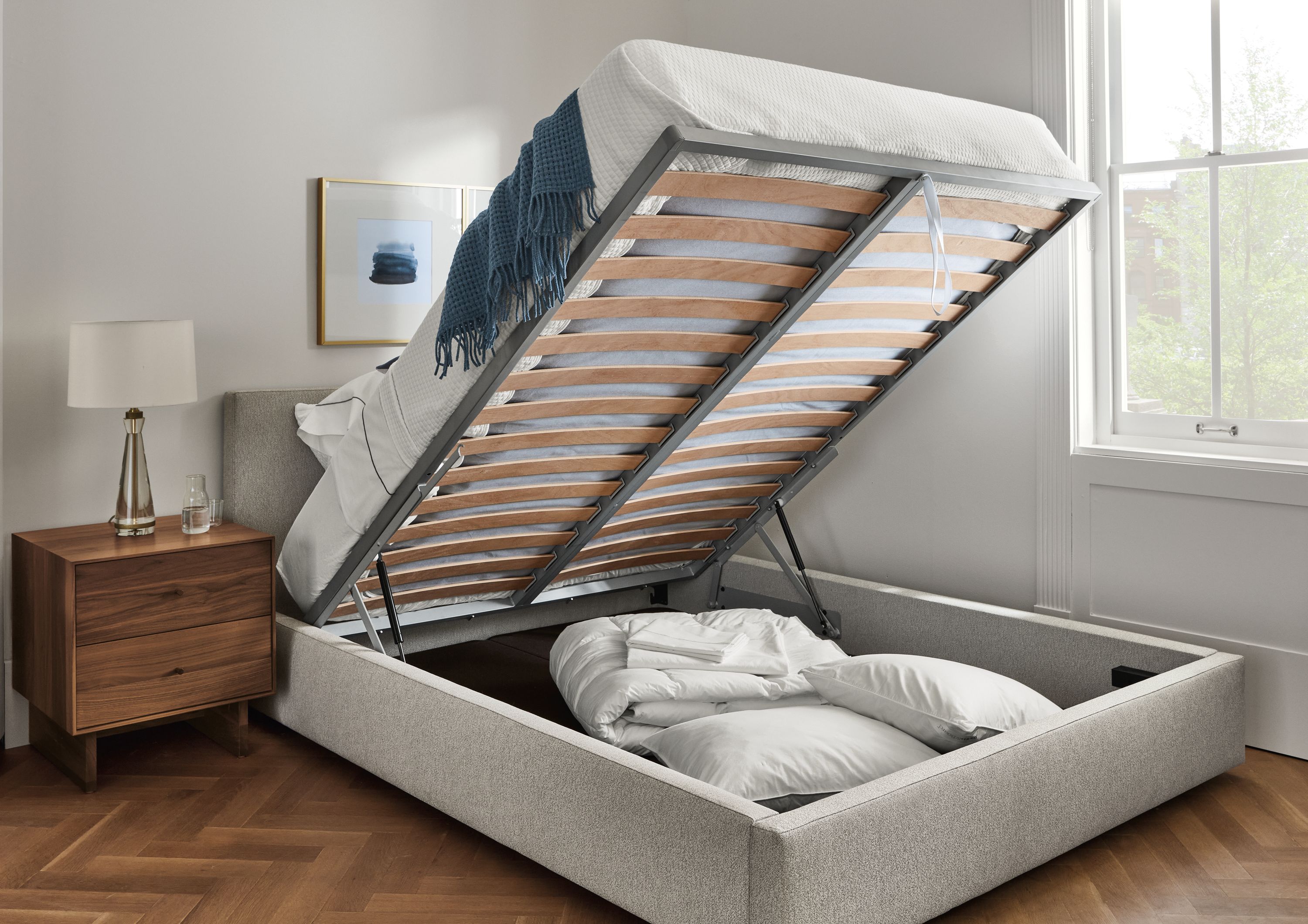 Storage bed deals queen lift up