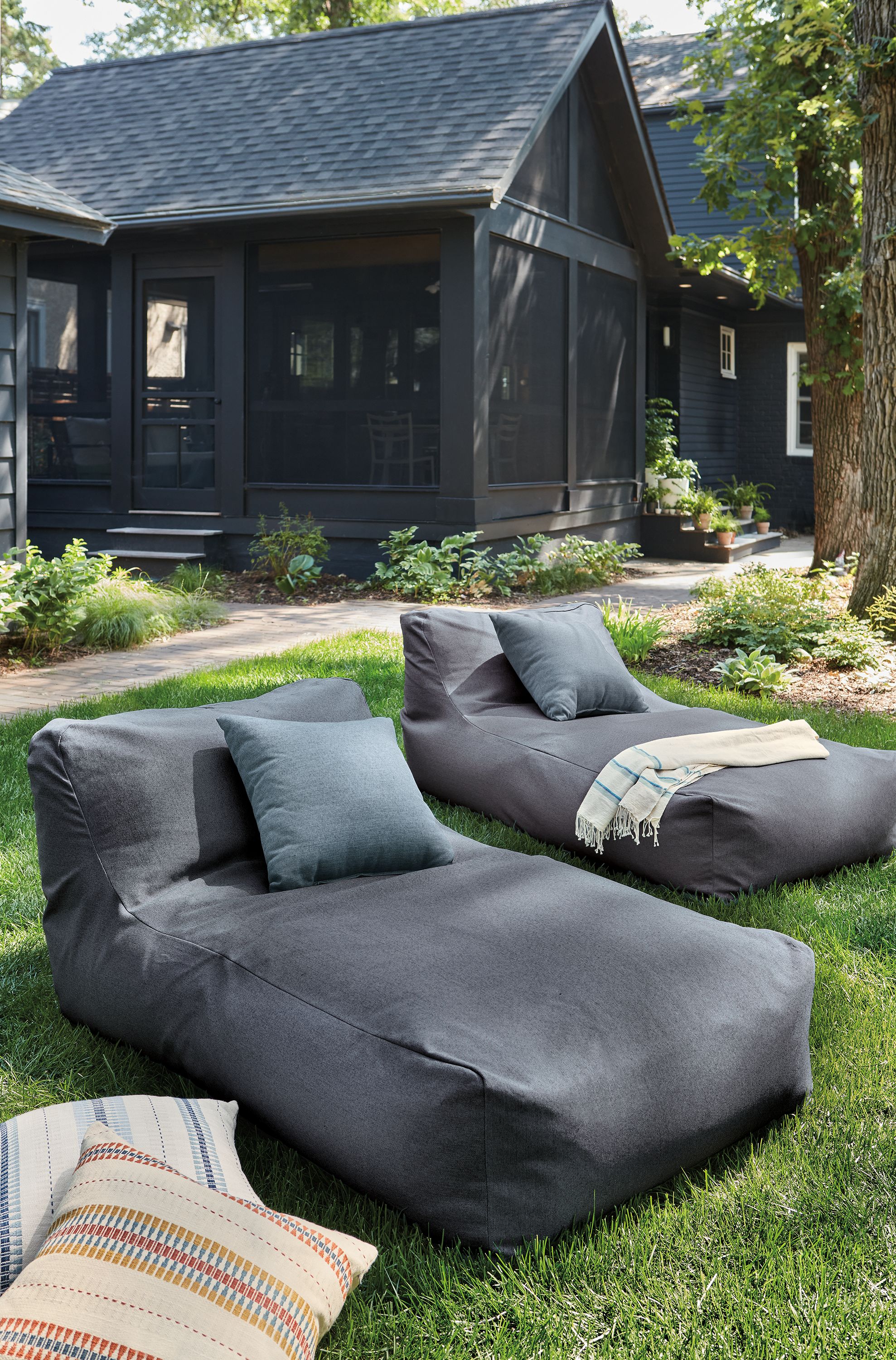 Chaise in Mist ink